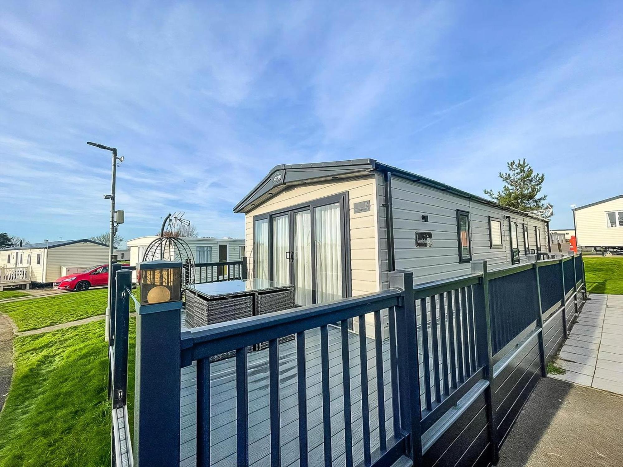 Stunning 8 Berth Caravan With Decking At Kessingland Beach Ref 90017D Benacre Εξωτερικό φωτογραφία