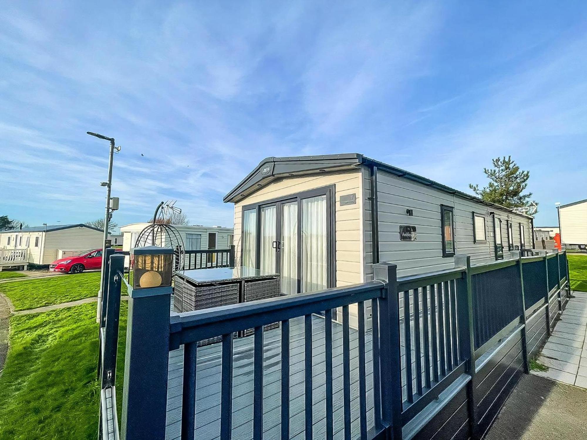 Stunning 8 Berth Caravan With Decking At Kessingland Beach Ref 90017D Benacre Εξωτερικό φωτογραφία